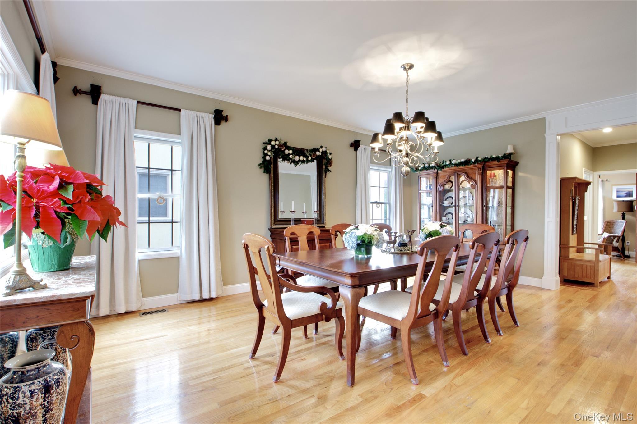 42 Mora Court, Manhasset, NY 11030