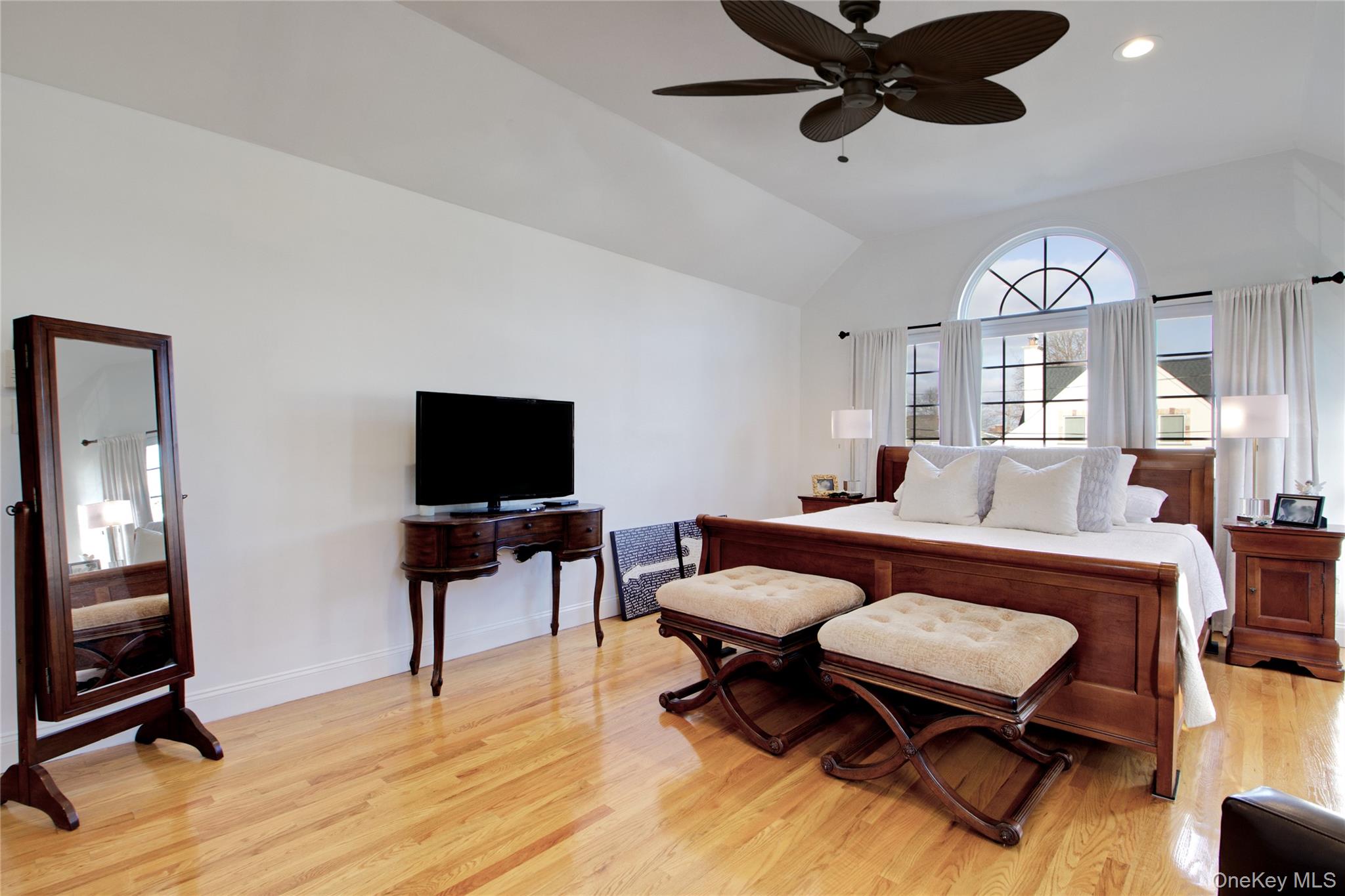 42 Mora Court, Manhasset, NY 11030