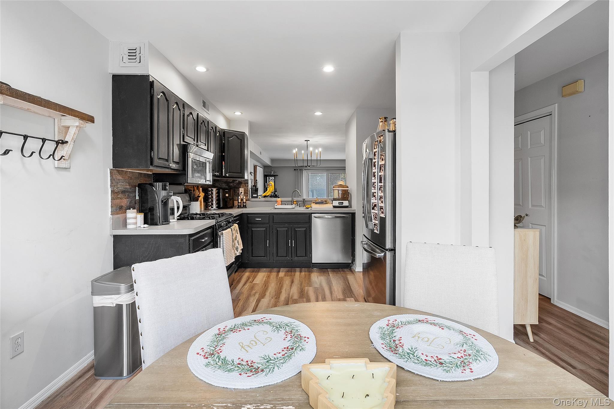 8 Sunridge Lane, Islip, NY 11751