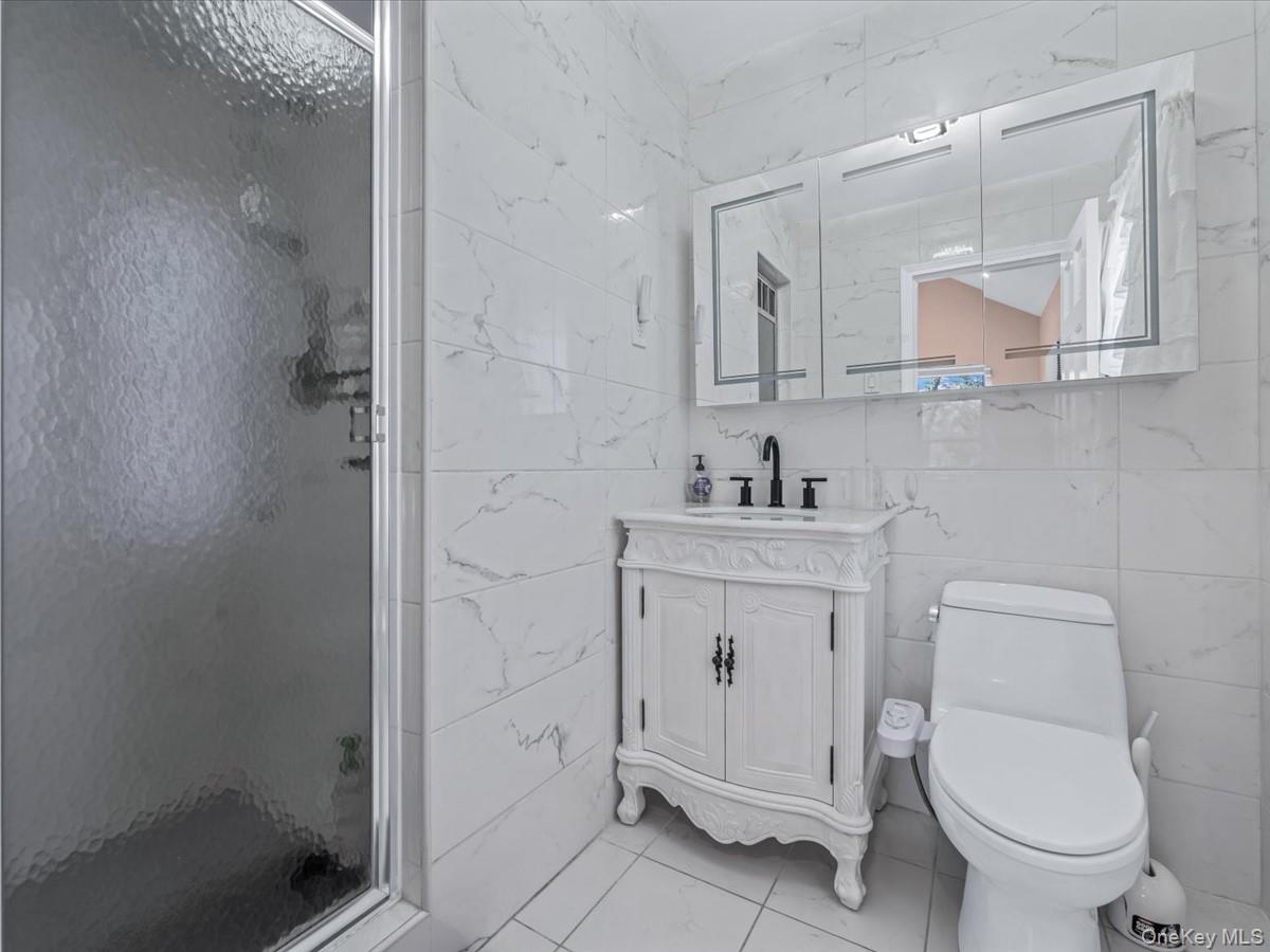 16 Wooleys Lane, Great Neck, NY 11023