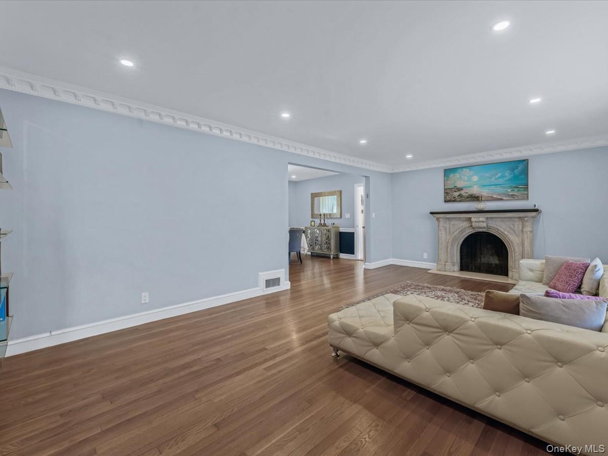 16 Wooleys Lane, Great Neck, NY 11023