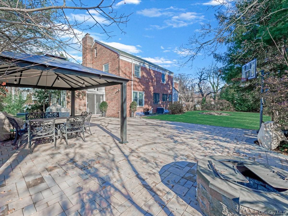 16 Wooleys Lane, Great Neck, NY 11023