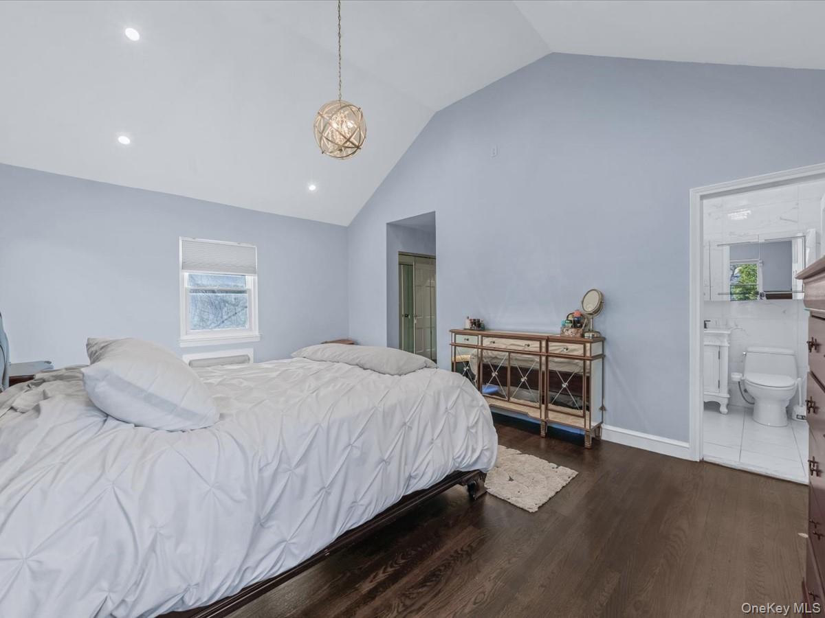 16 Wooleys Lane, Great Neck, NY 11023