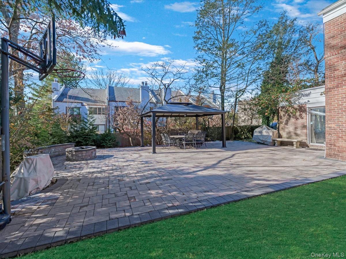 16 Wooleys Lane, Great Neck, NY 11023