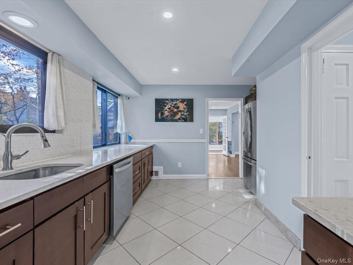 16 Wooleys Lane, Great Neck, NY 11023