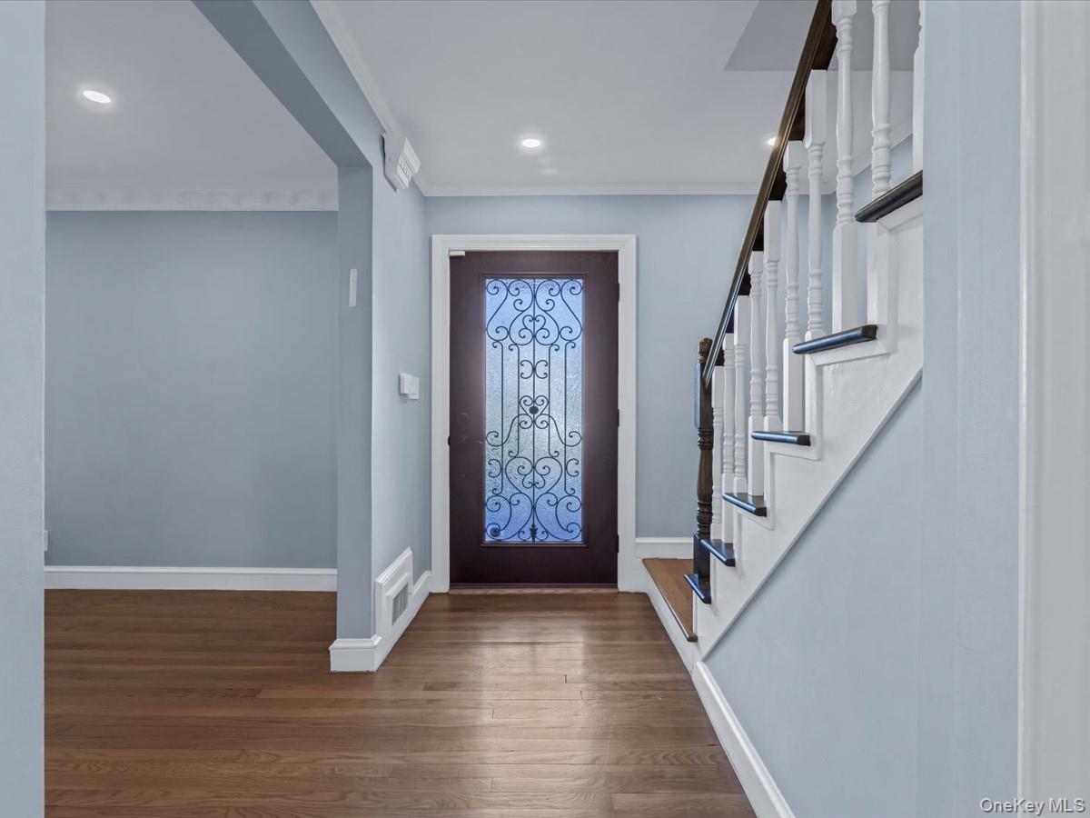 16 Wooleys Lane, Great Neck, NY 11023