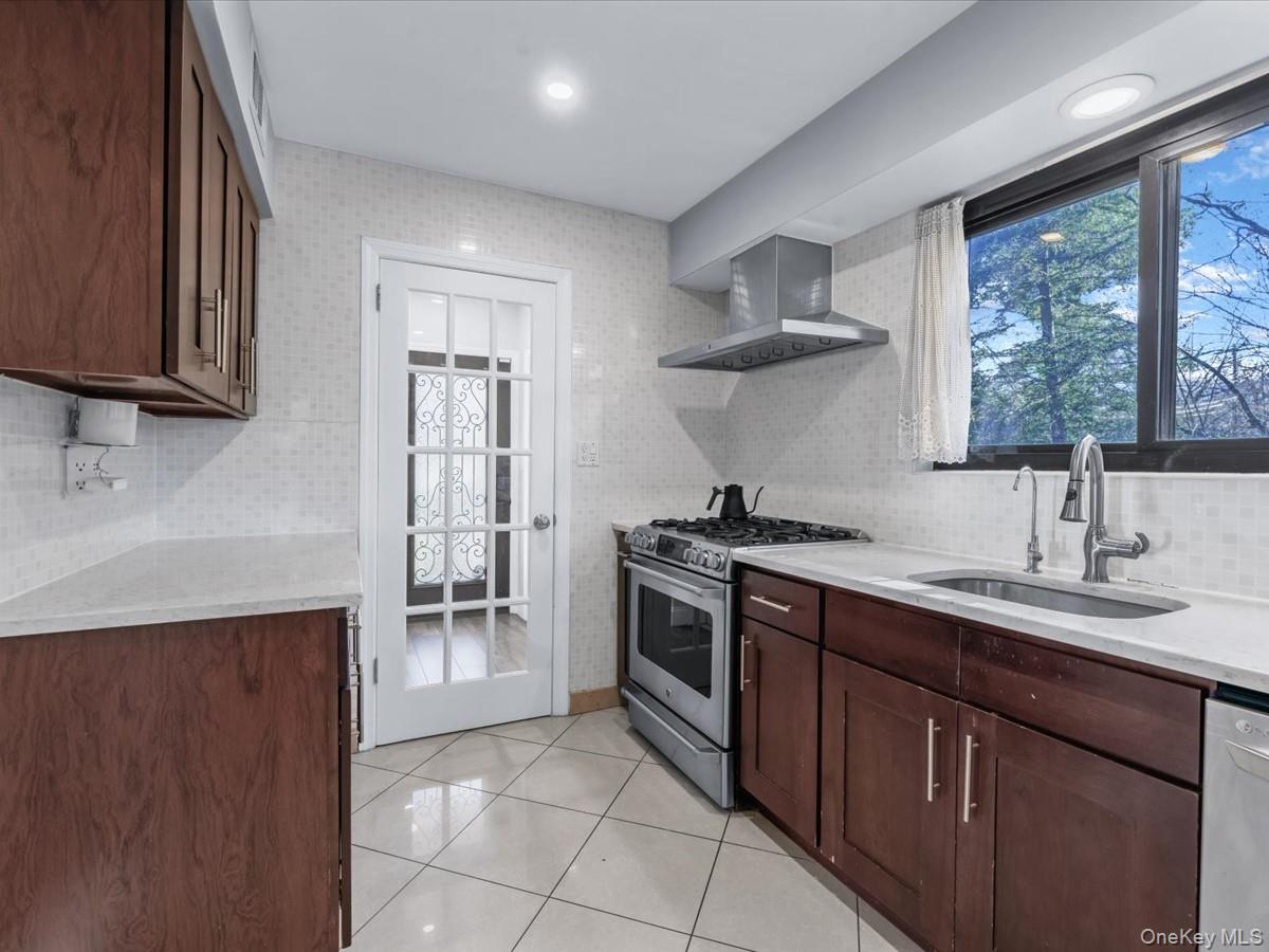 16 Wooleys Lane, Great Neck, NY 11023