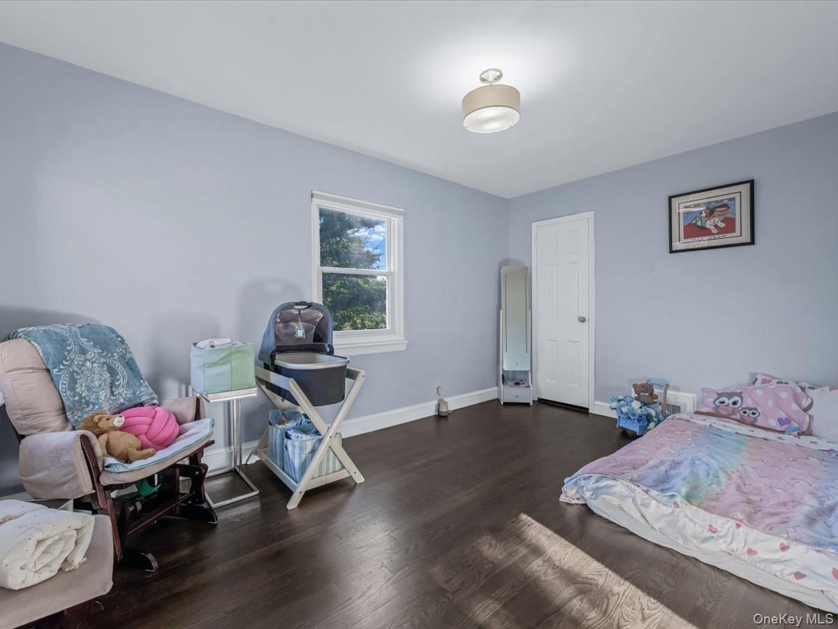 16 Wooleys Lane, Great Neck, NY 11023