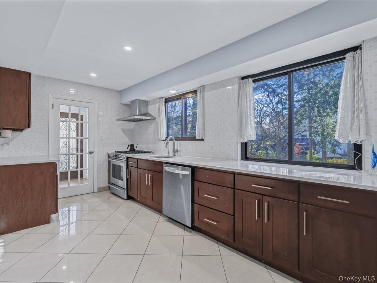 16 Wooleys Lane, Great Neck, NY 11023