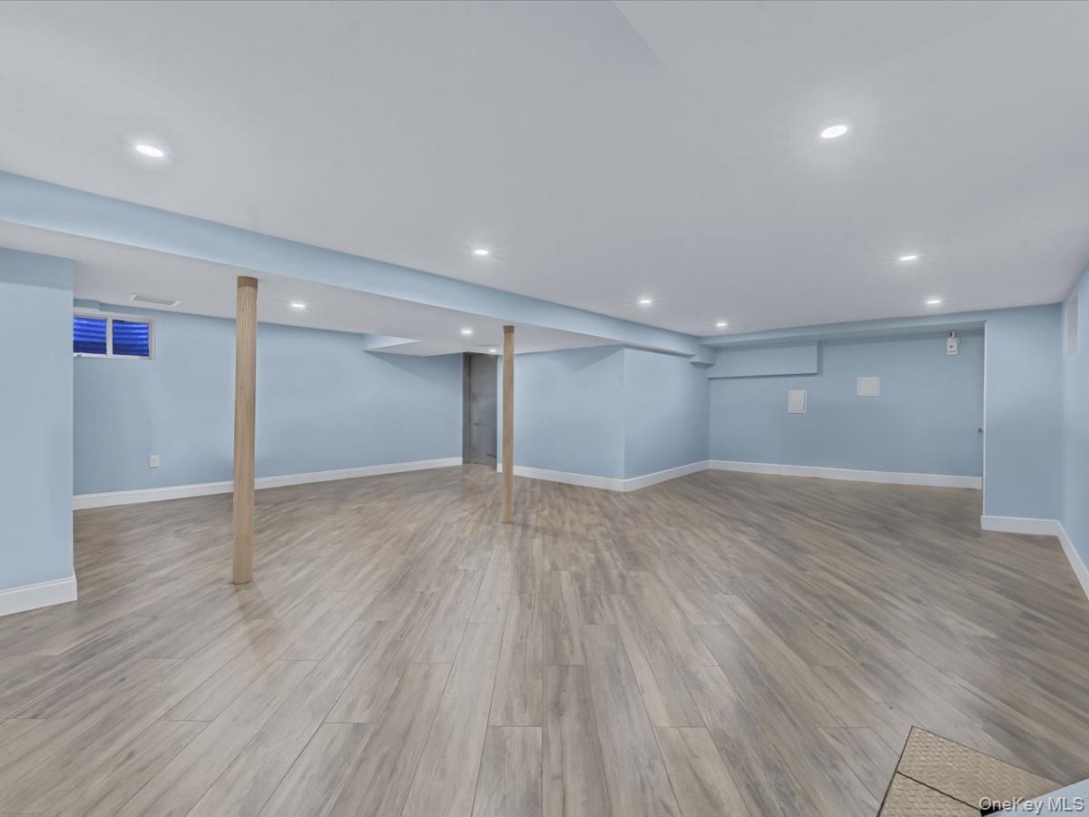 16 Wooleys Lane, Great Neck, NY 11023