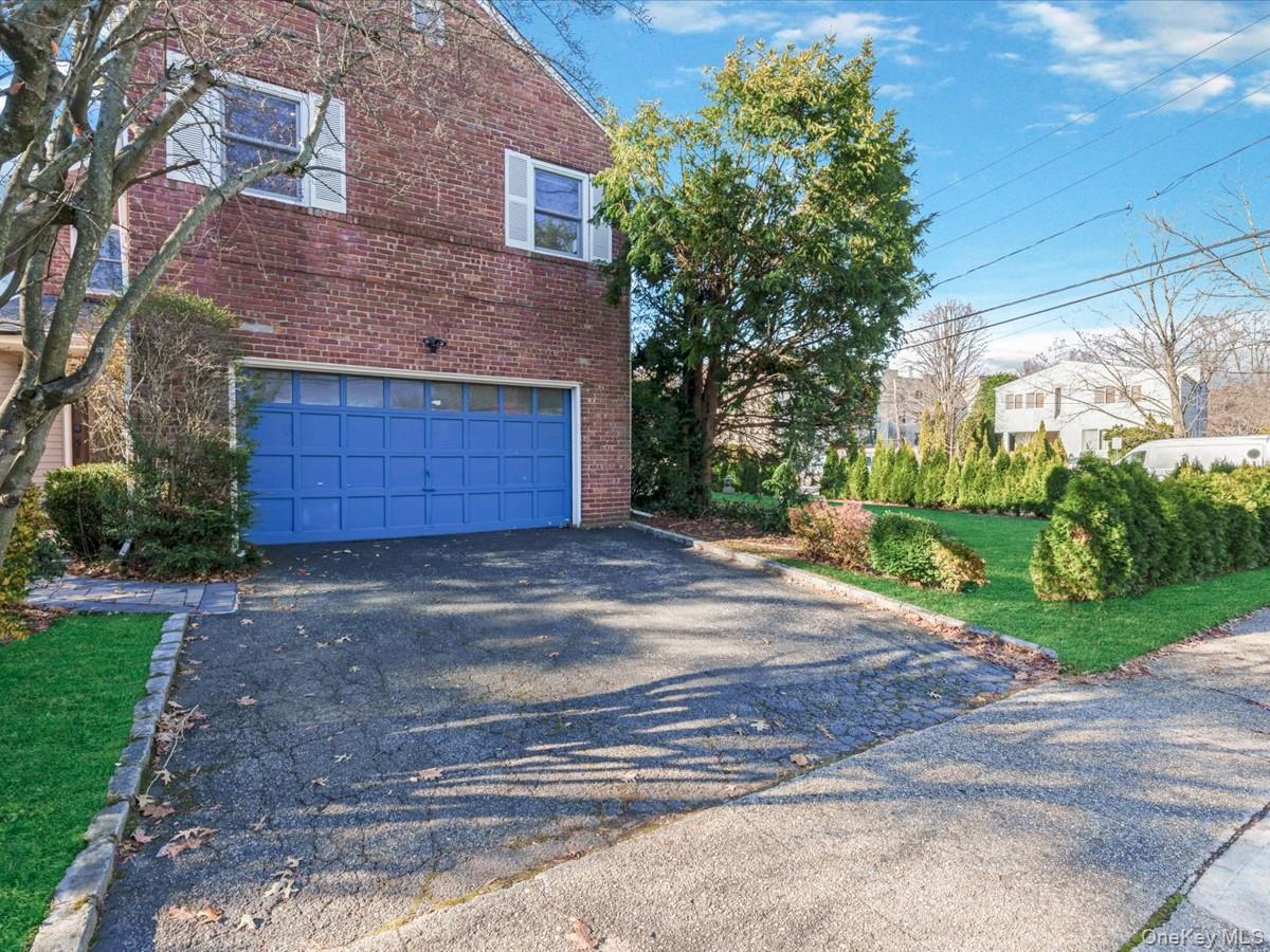 16 Wooleys Lane, Great Neck, NY 11023