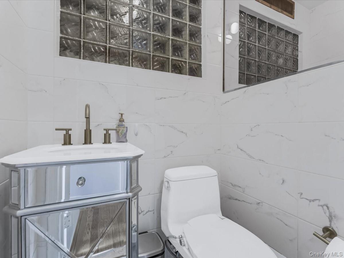 16 Wooleys Lane, Great Neck, NY 11023