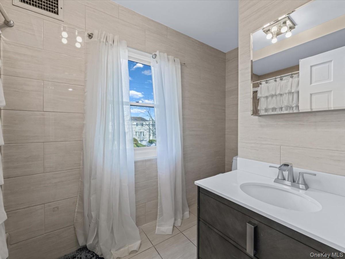 16 Wooleys Lane, Great Neck, NY 11023