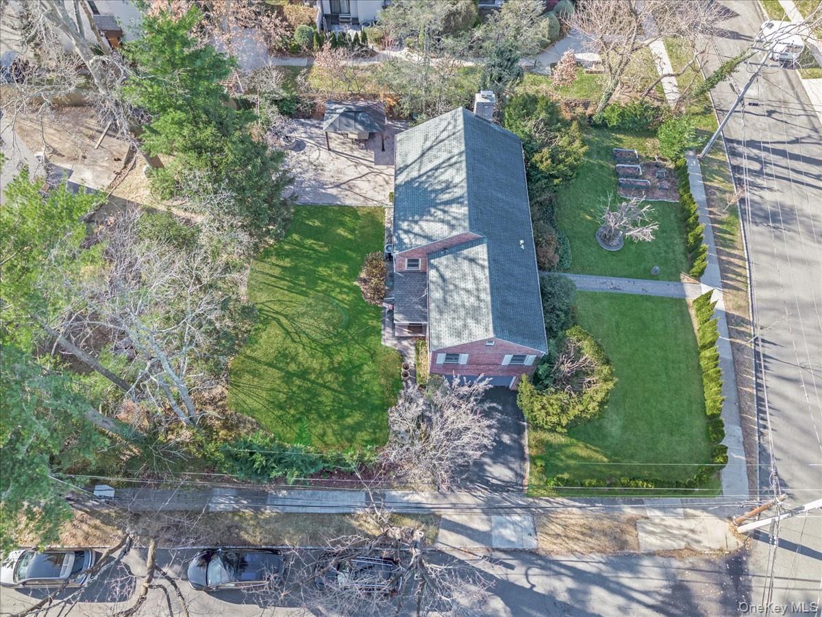 16 Wooleys Lane, Great Neck, NY 11023