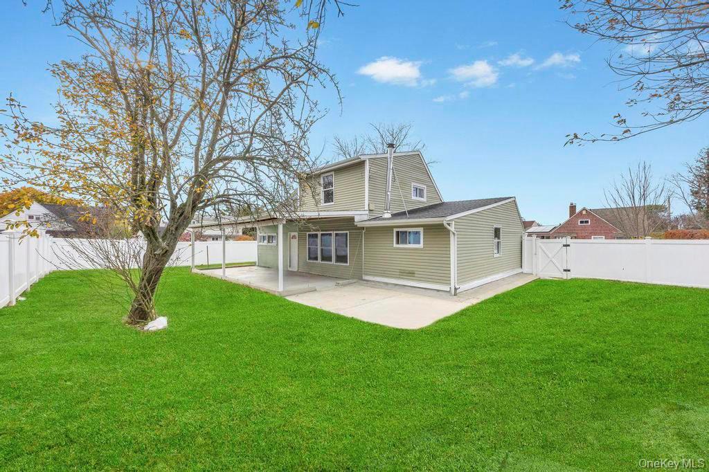 7 cinder lane, Hicksville, NY 11801