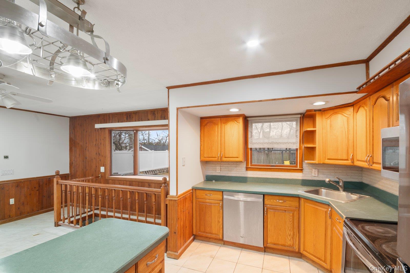 250 Spur Drive S, Bay Shore, NY 11706