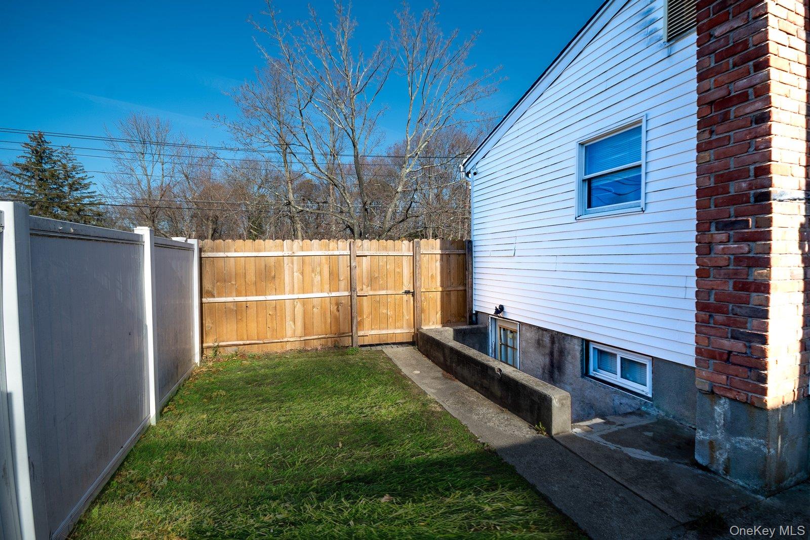 250 Spur Drive S, Bay Shore, NY 11706