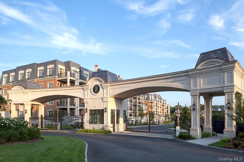 5000 Royal Court # 5103, North Hills, NY 11040