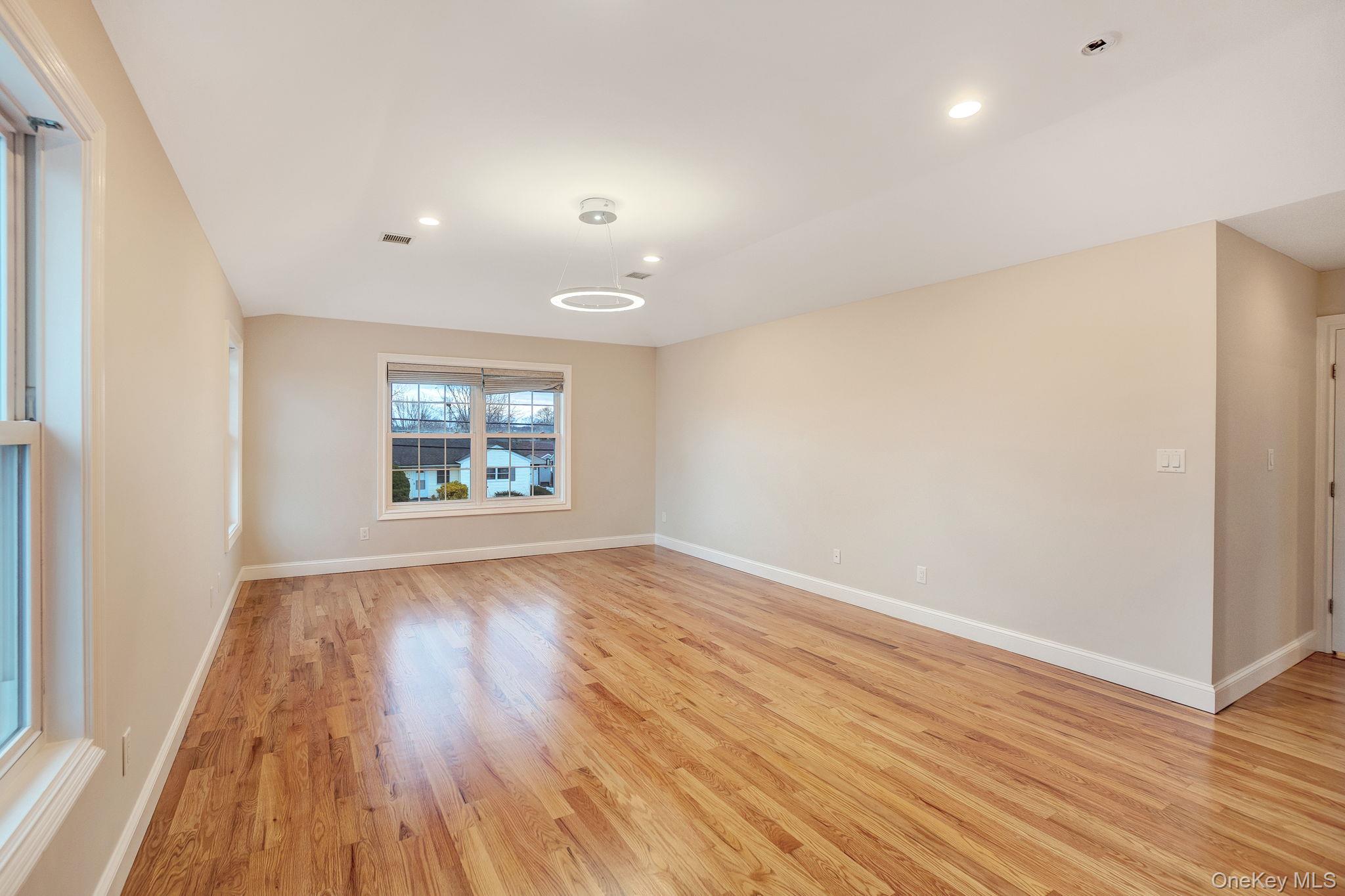 134 10 th Street, Hicksville, NY 11801