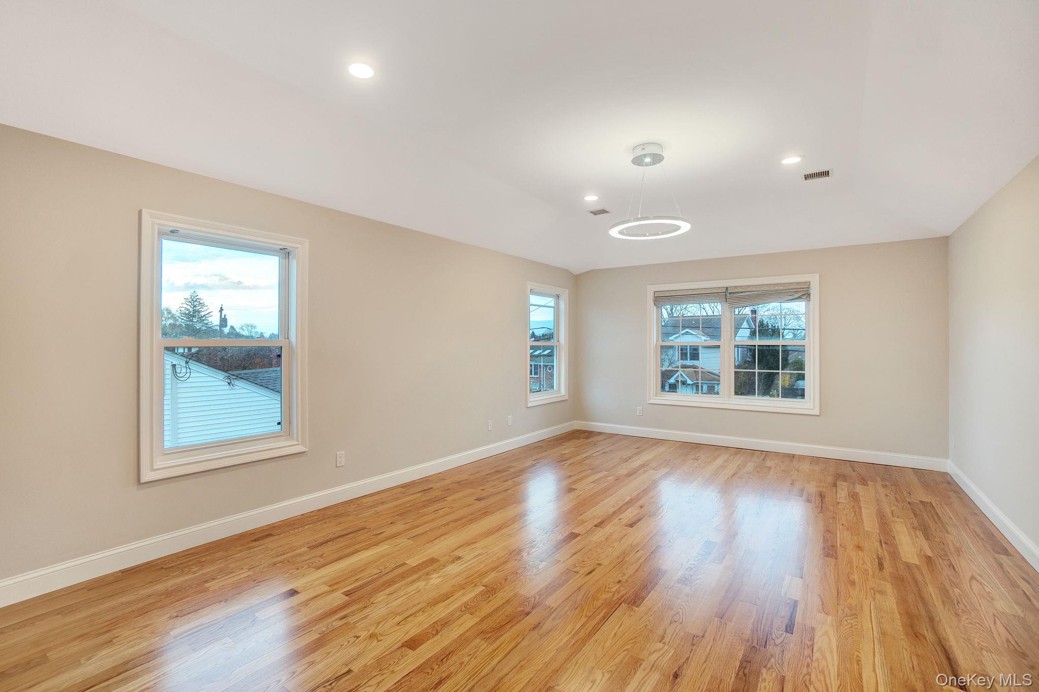 134 10 th Street, Hicksville, NY 11801