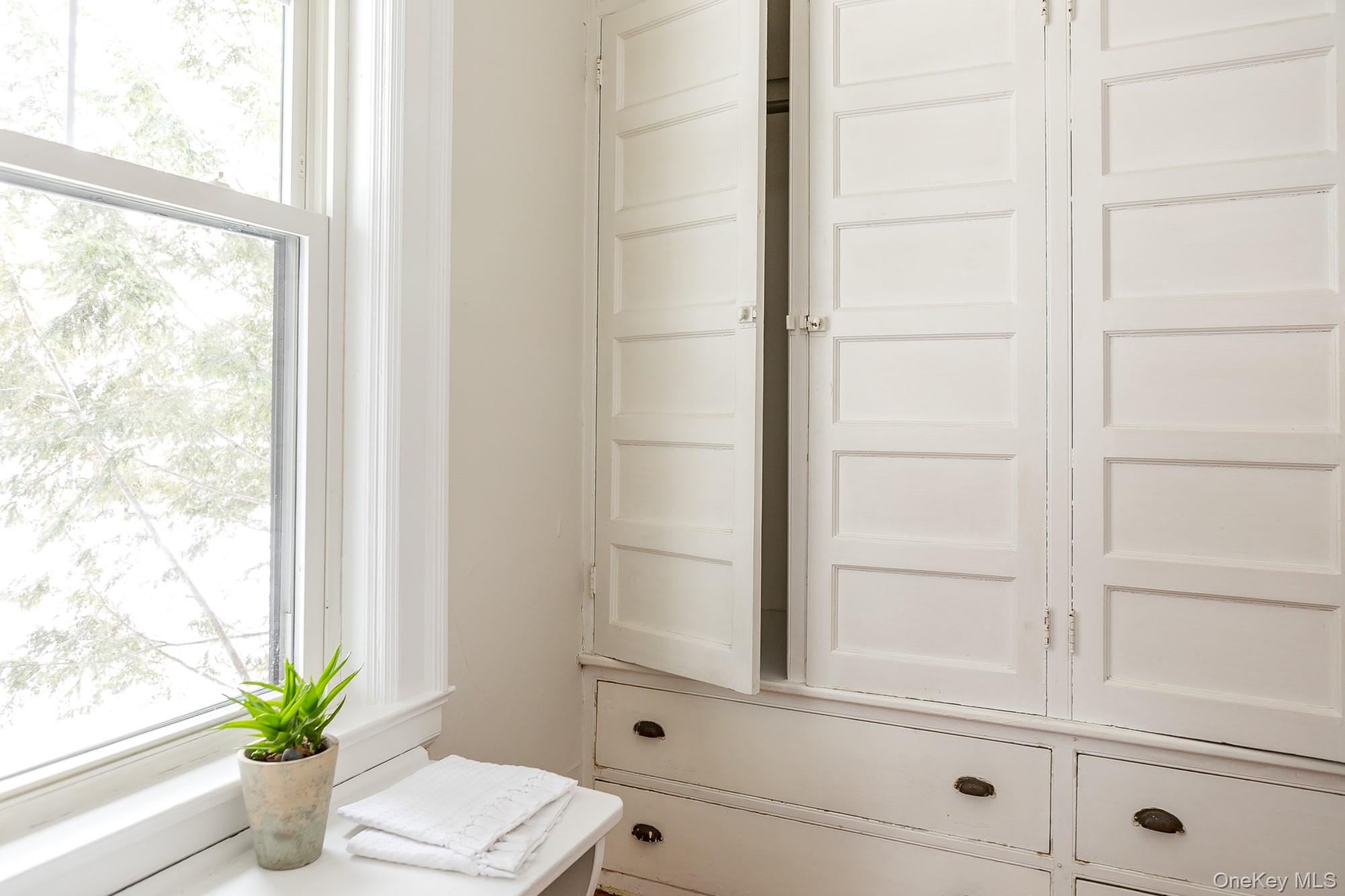 2 S Pine Avenue, Colonie, NY 12208