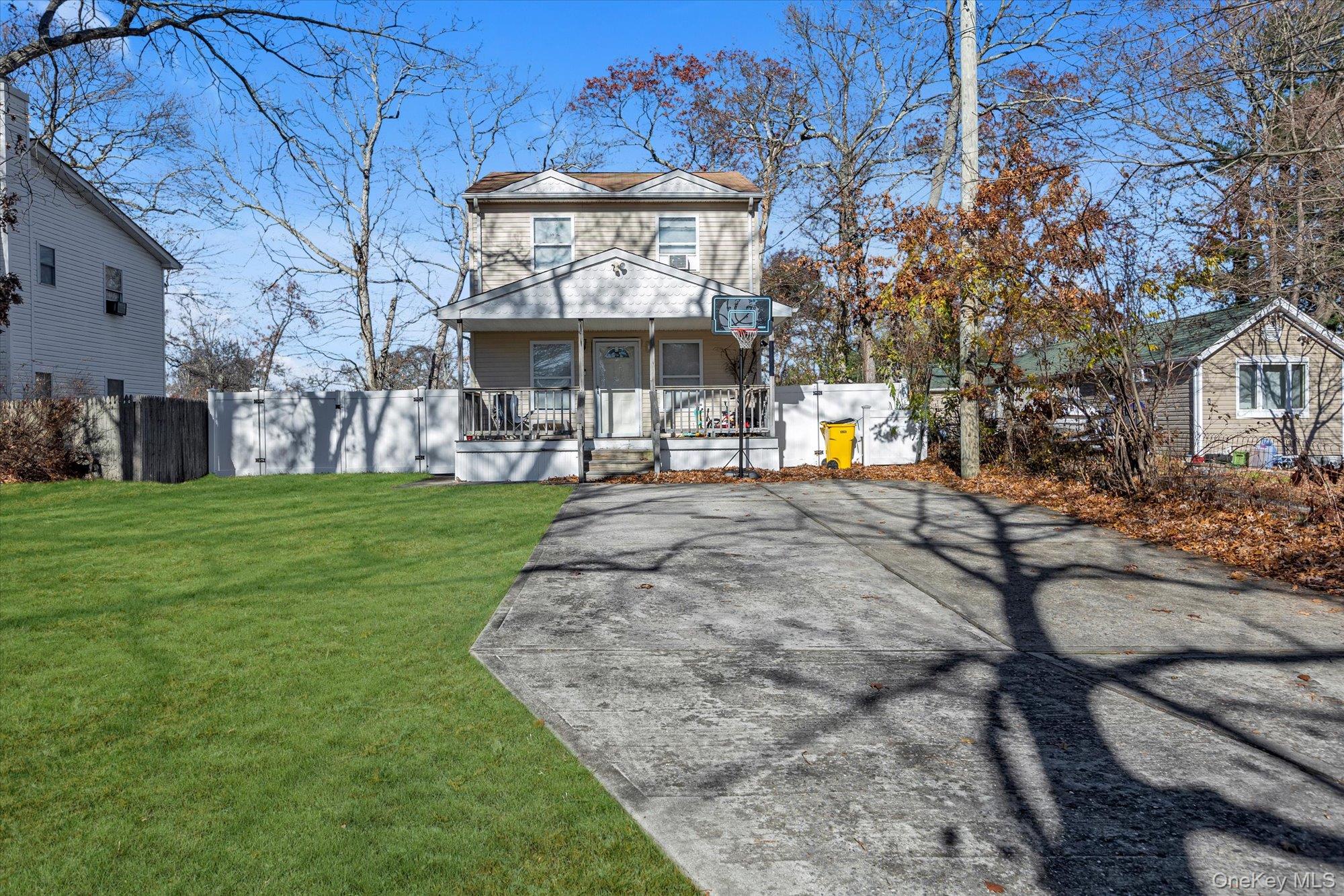 11 Laurelton Avenue, Selden, NY 11784