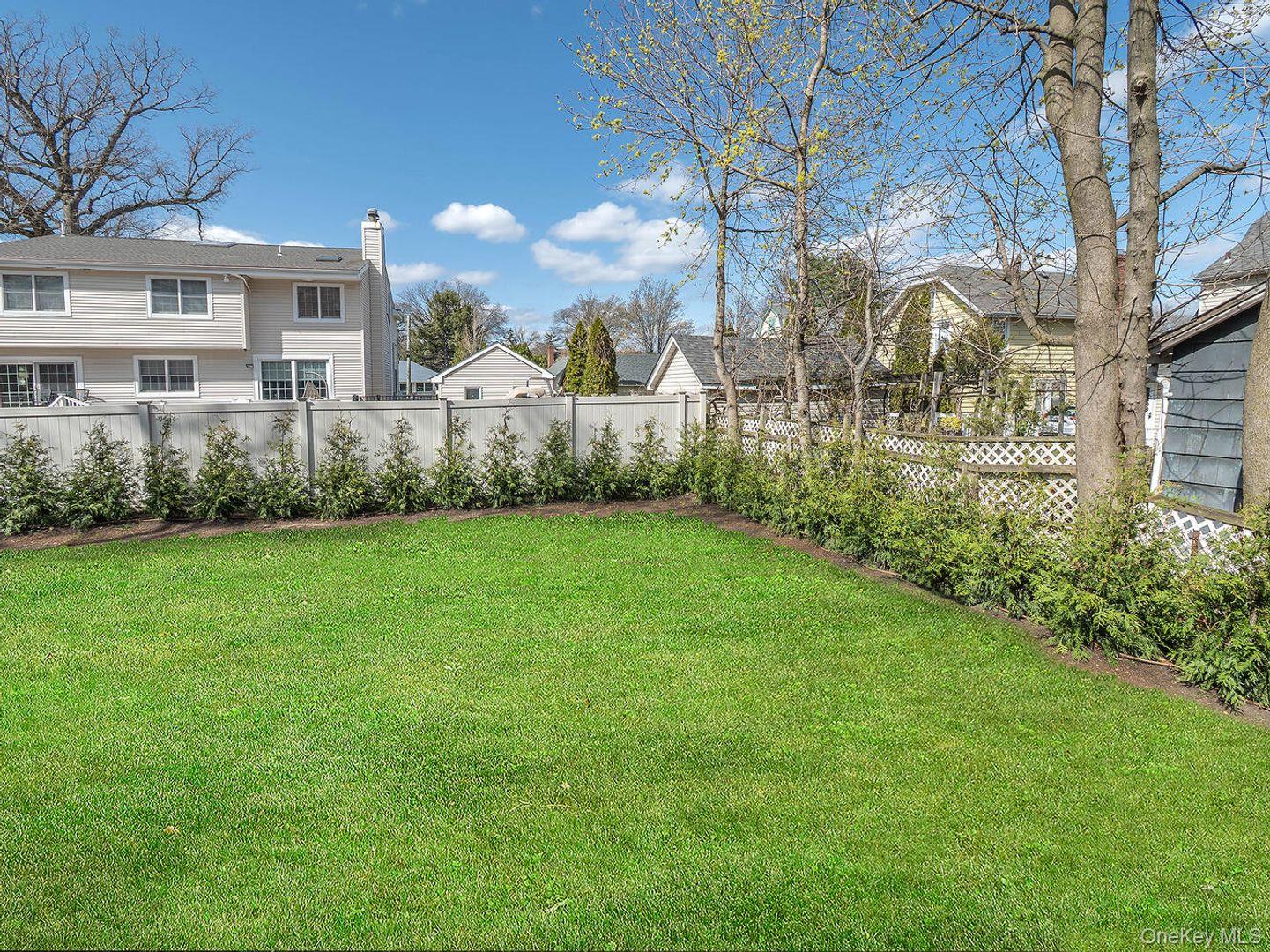 2B Jefferson Court, Roslyn Heights, NY 11577