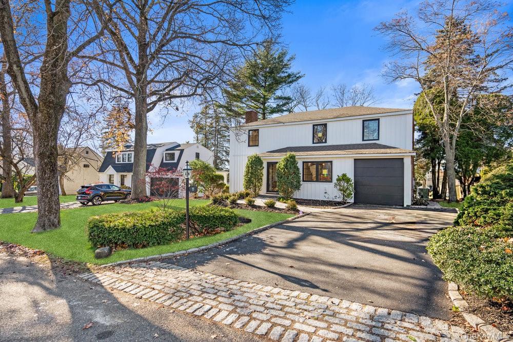 11 Entrance Road, East Hills, NY 11577