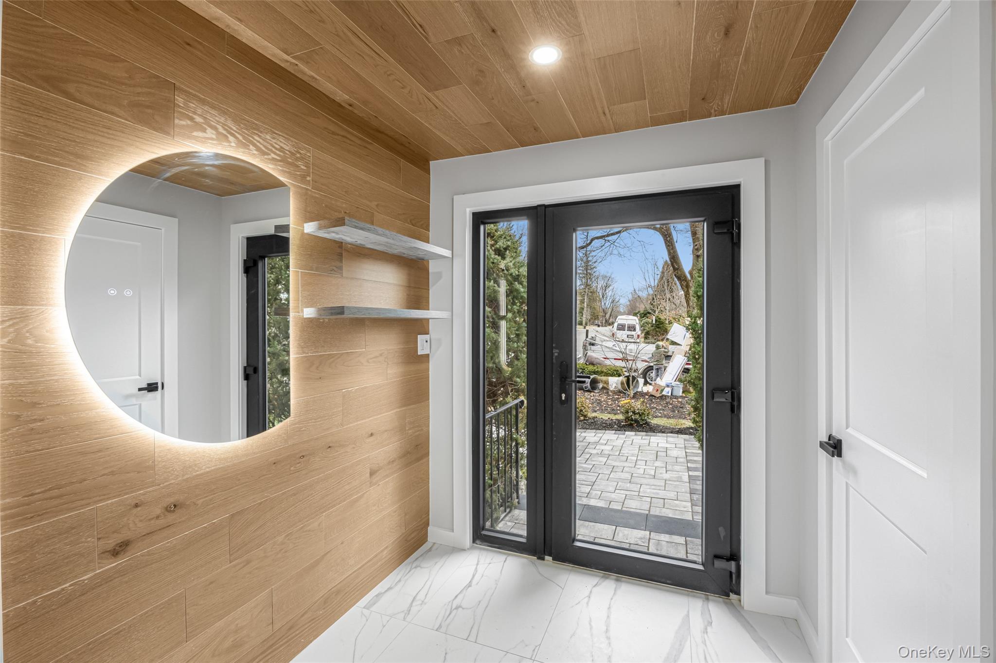 11 Entrance Road, East Hills, NY 11577