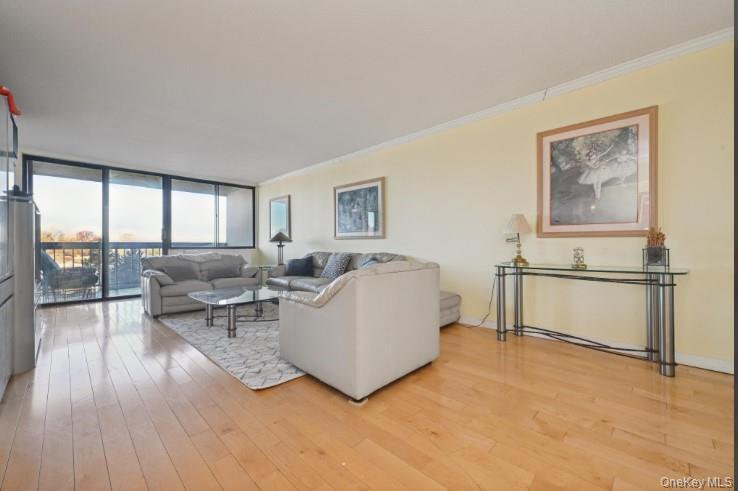 1 BAY CLUB Drive # 6V, Bayside, NY 11360