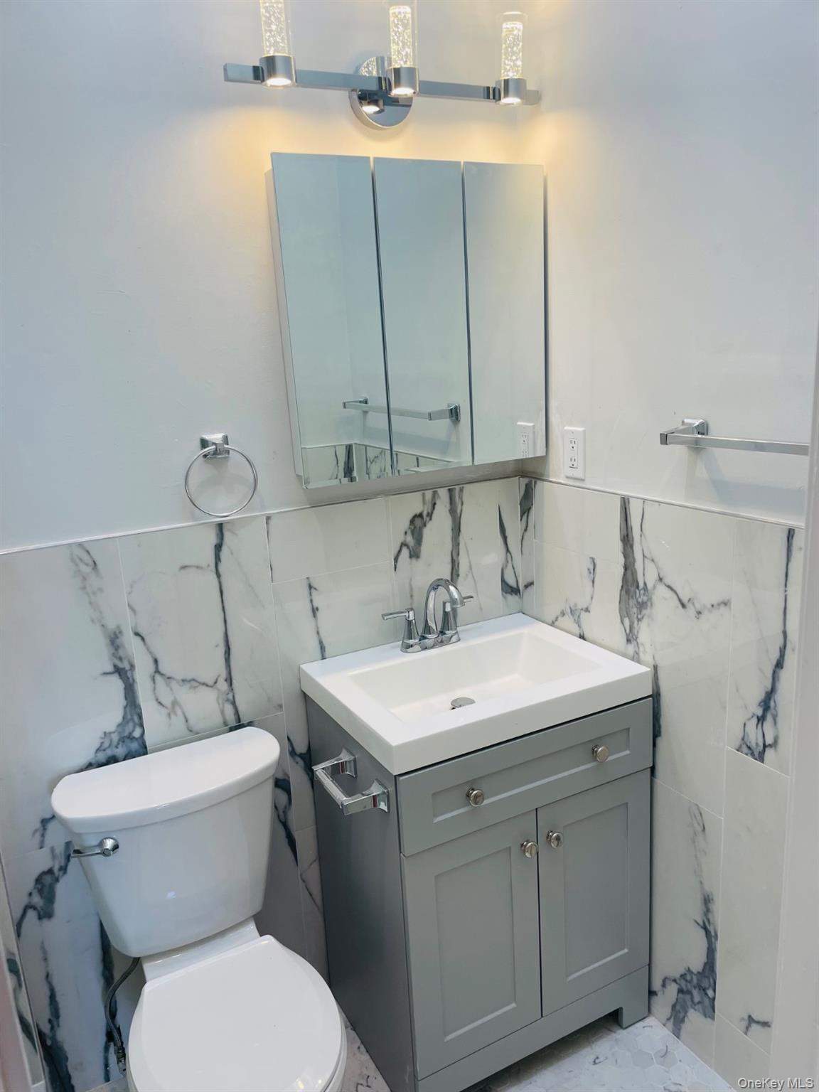 16 Oldwood Road, Port Washington, NY 11050