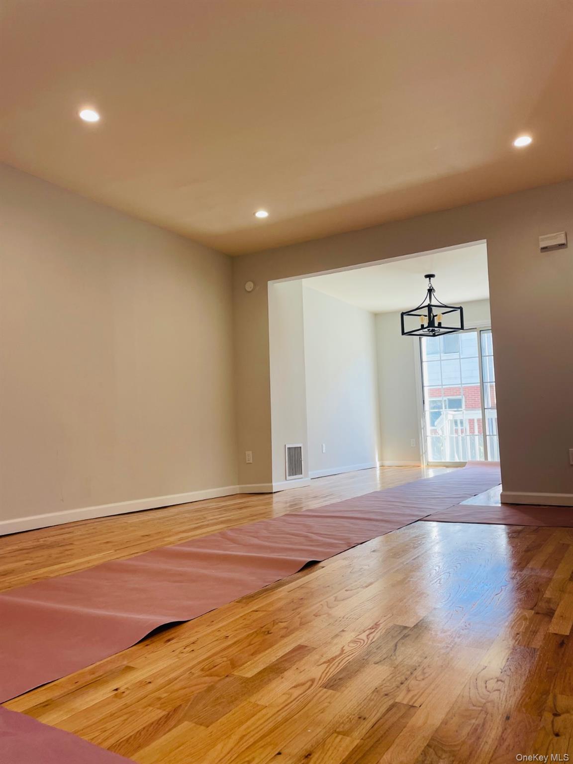 16 Oldwood Road, Port Washington, NY 11050