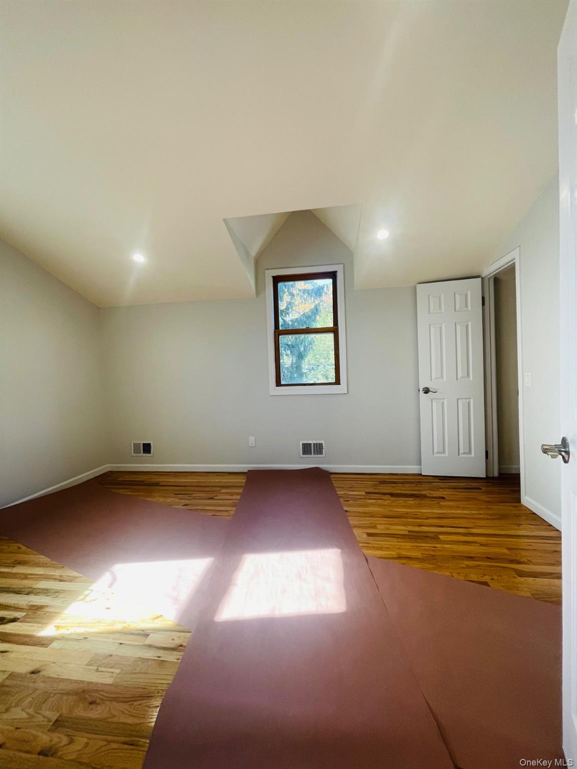 16 Oldwood Road, Port Washington, NY 11050