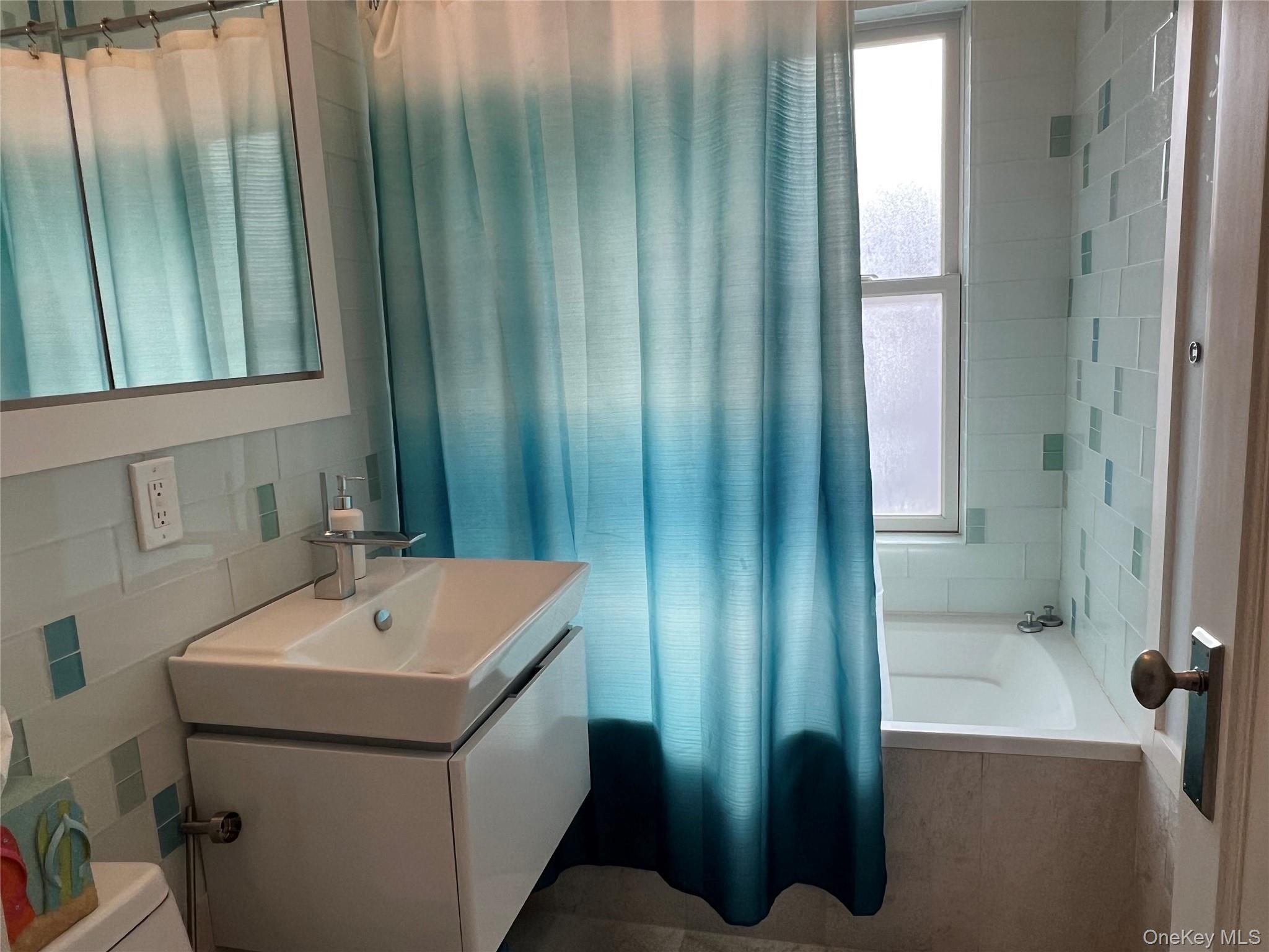 42 N Menantic Road, Shelter Island, NY 11964