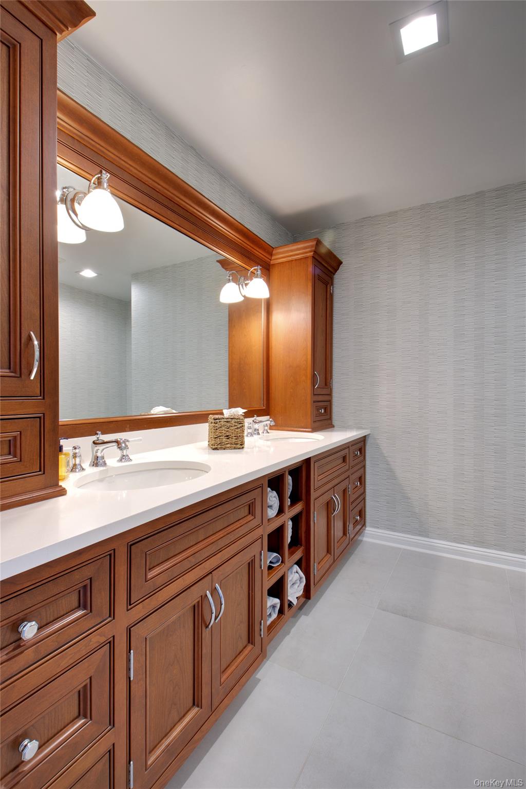 4 Meadowbrook Lane, Old Westbury, NY 11568