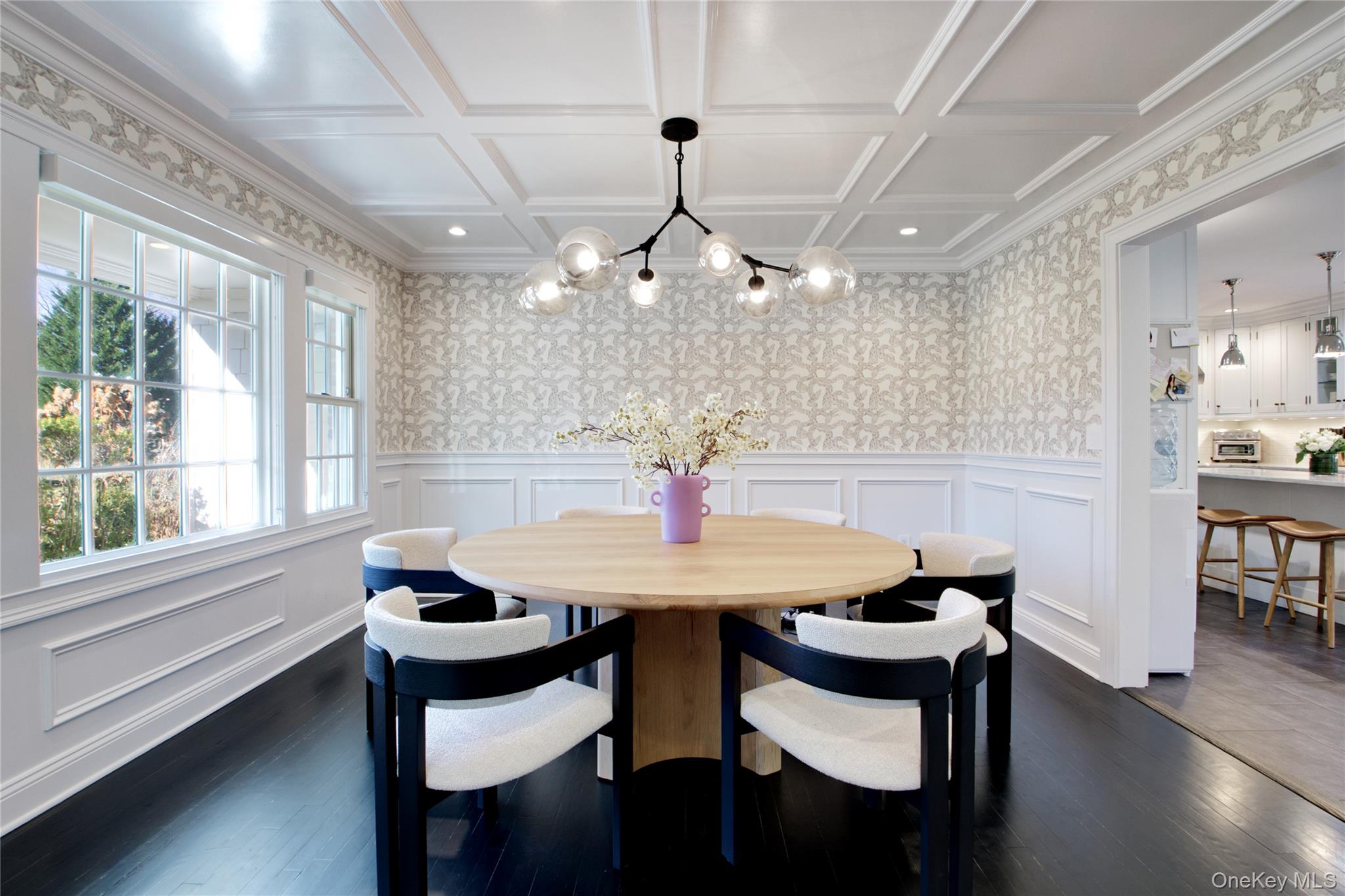 6 Flamingo Road, East Hills, NY 11576