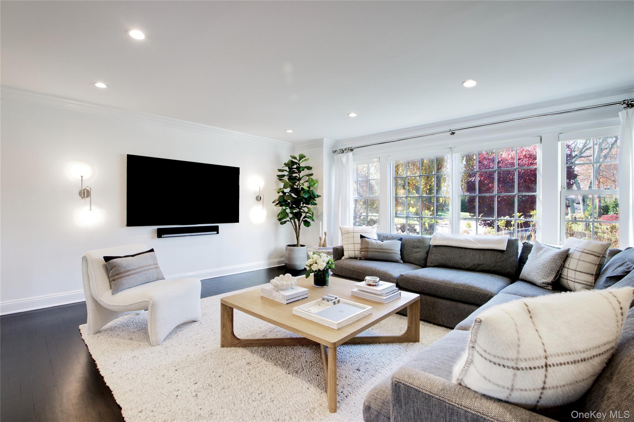 6 Flamingo Road, East Hills, NY 11576