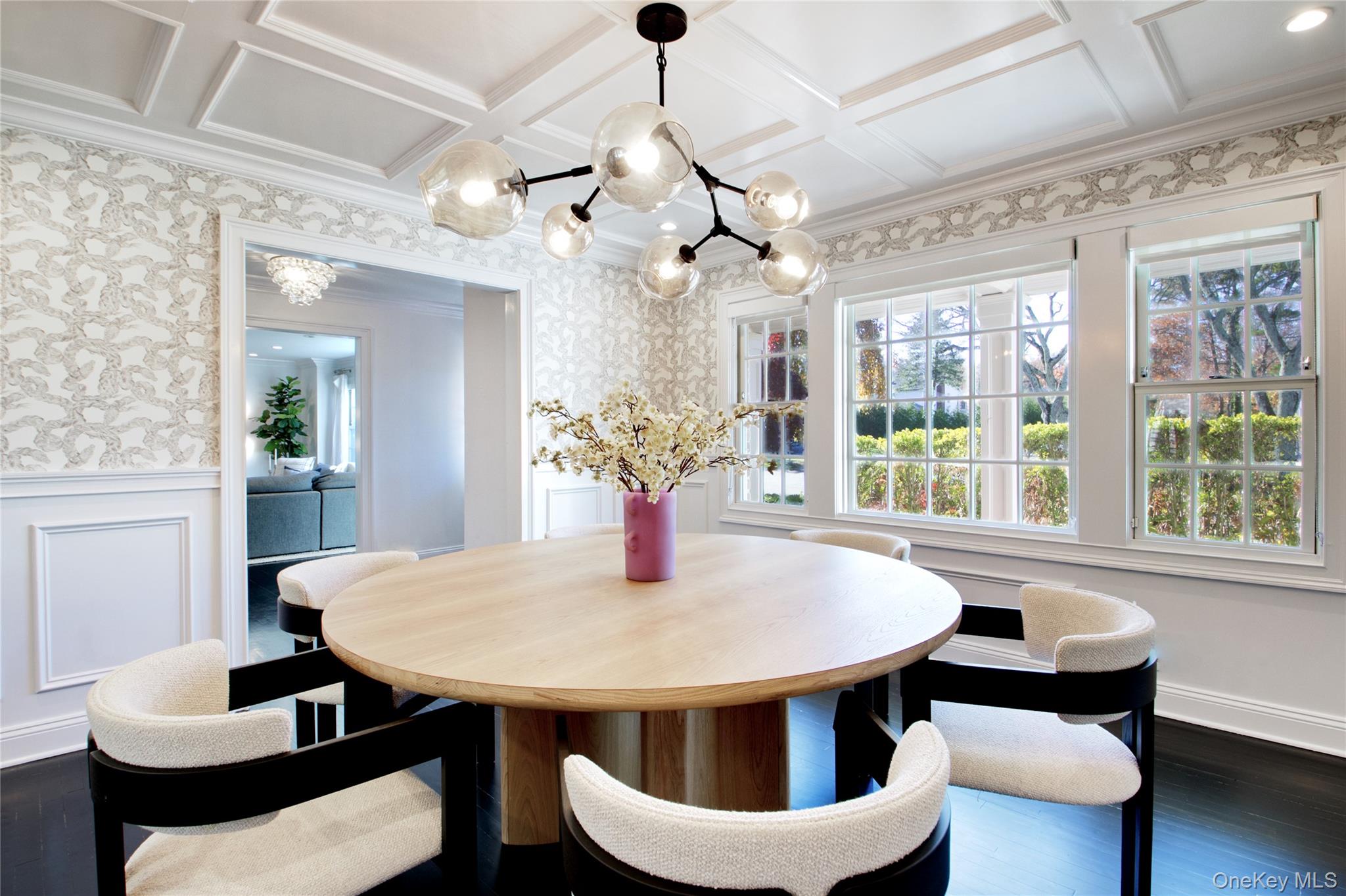 6 Flamingo Road, East Hills, NY 11576