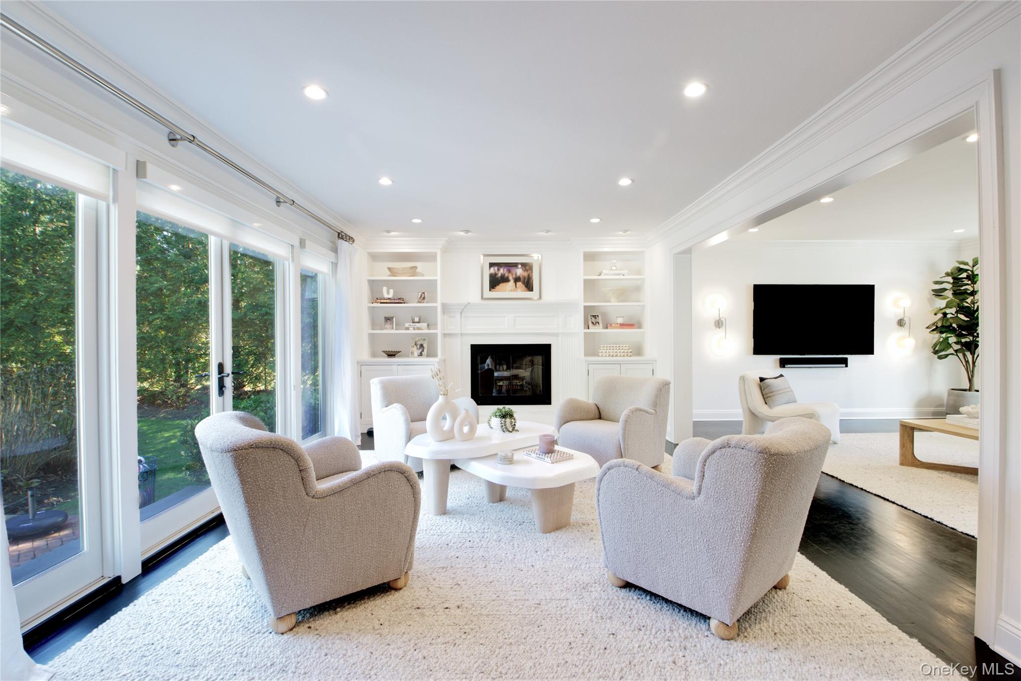 6 Flamingo Road, East Hills, NY 11576