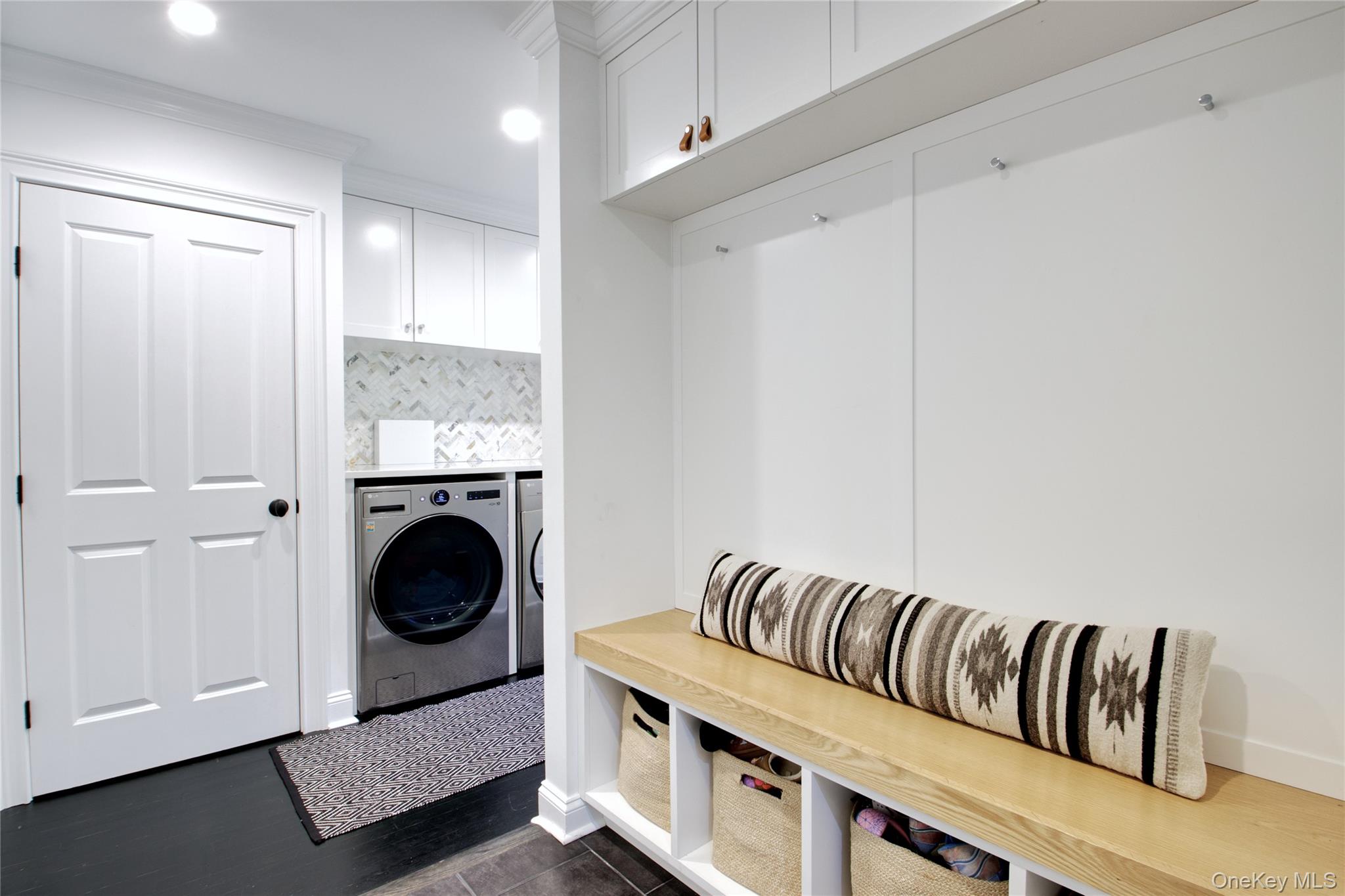 6 Flamingo Road, East Hills, NY 11576