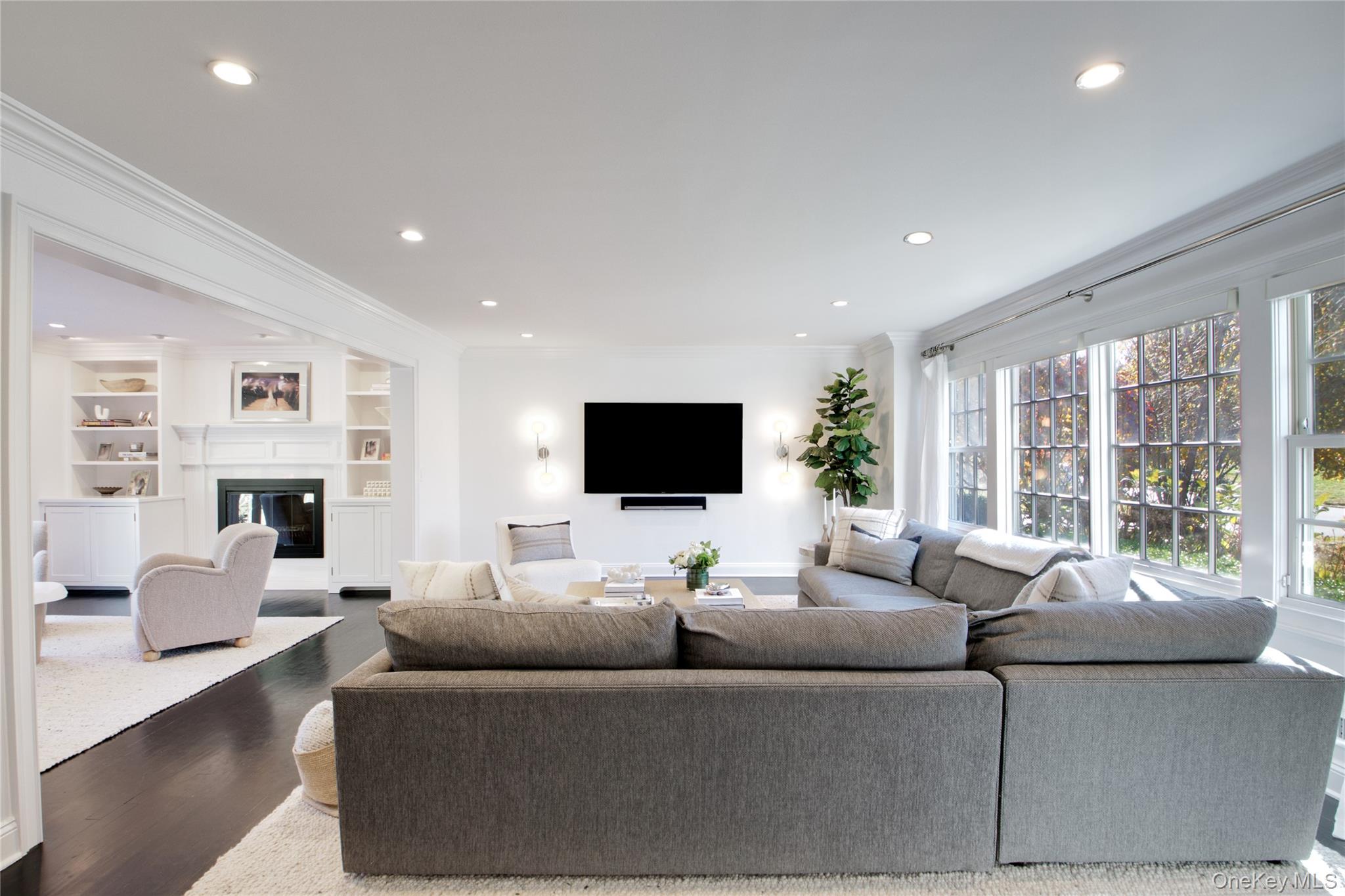 6 Flamingo Road, East Hills, NY 11576