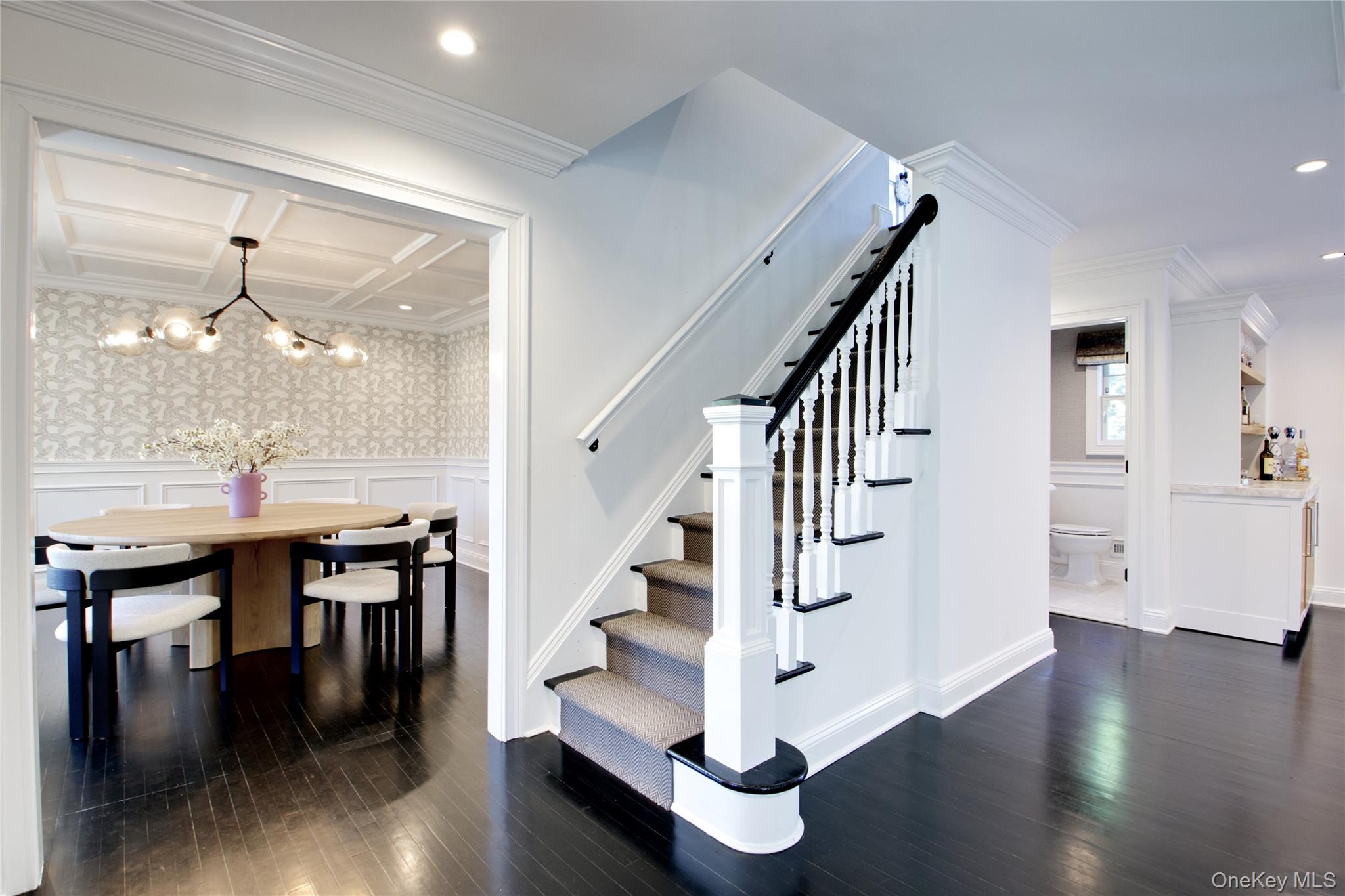 6 Flamingo Road, East Hills, NY 11576