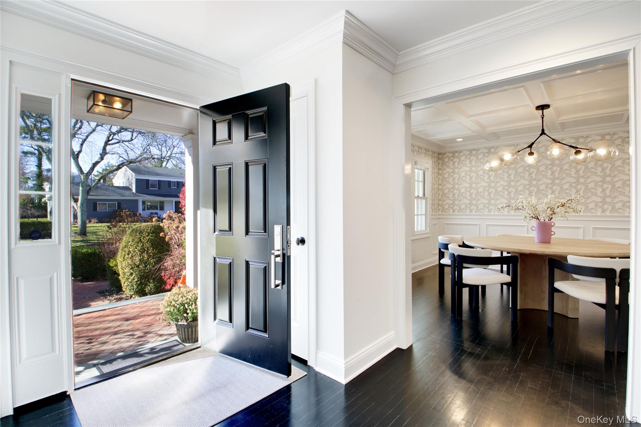 6 Flamingo Road, East Hills, NY 11576