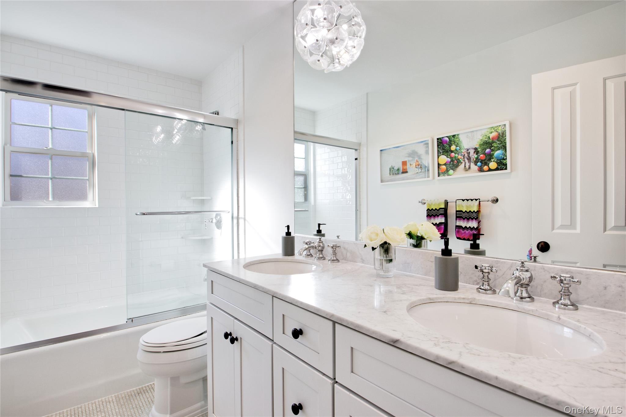 6 Flamingo Road, East Hills, NY 11576