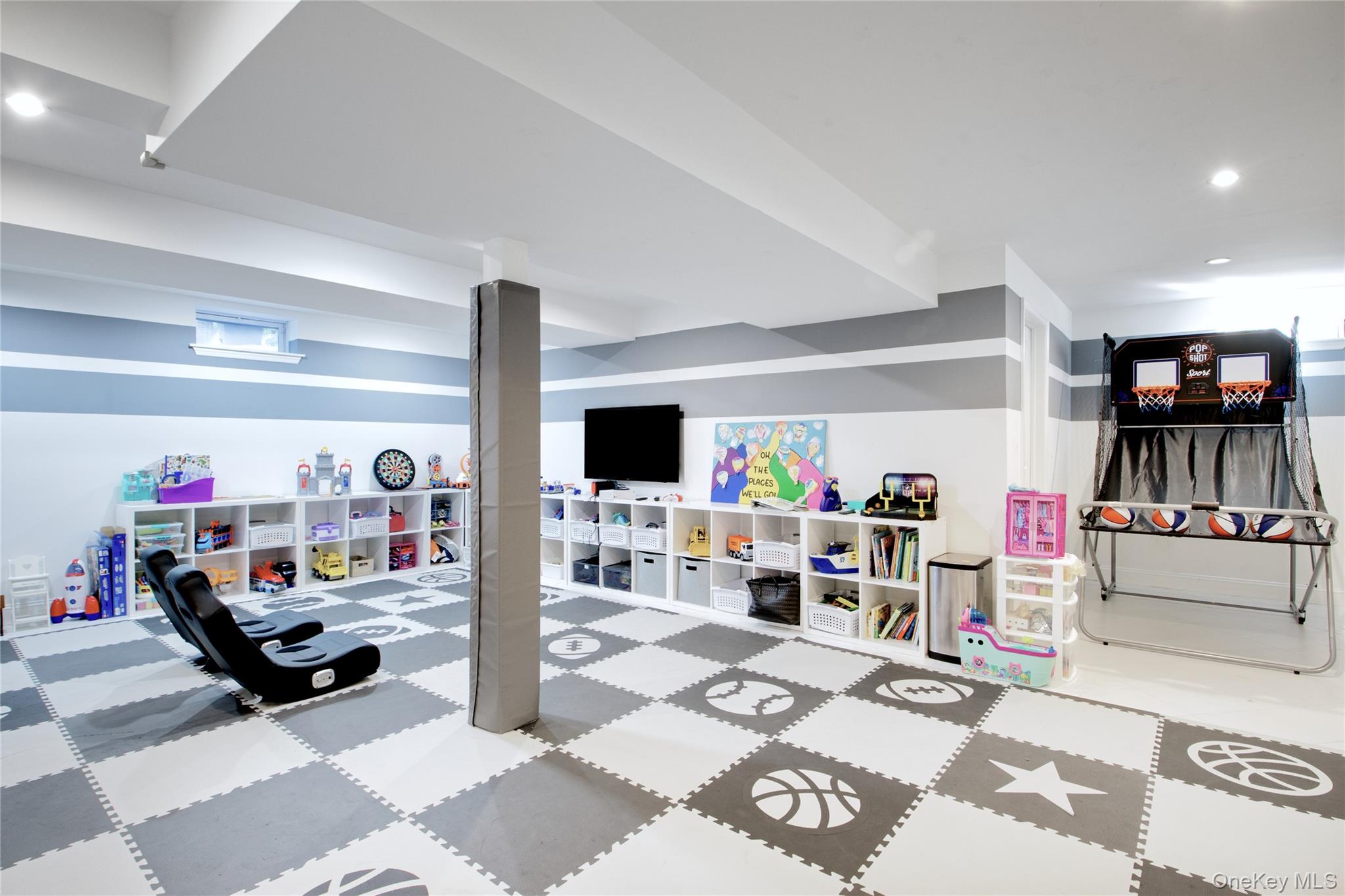 6 Flamingo Road, East Hills, NY 11576