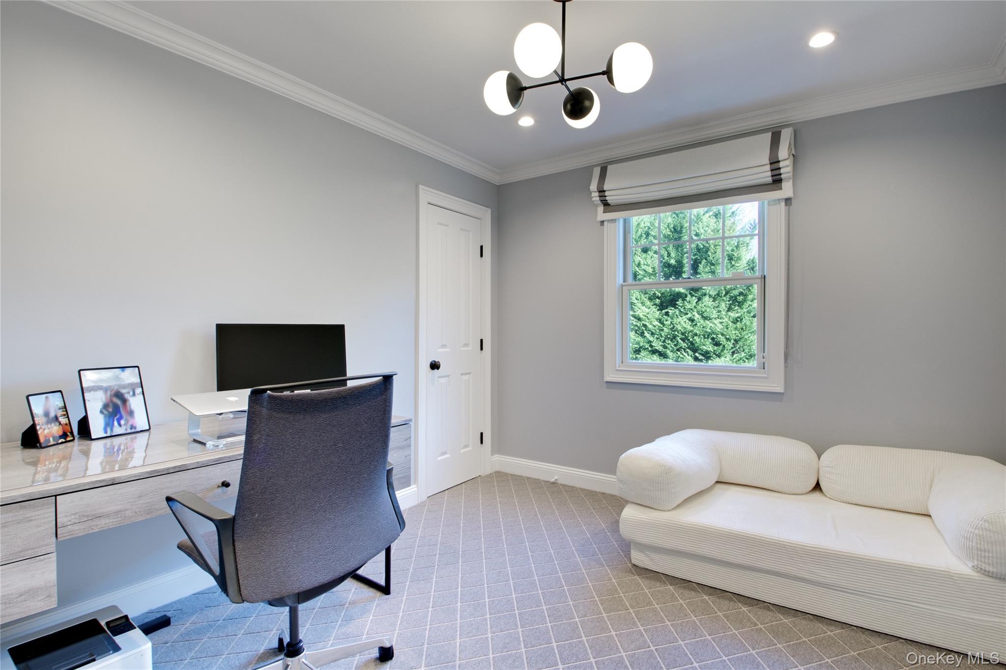 6 Flamingo Road, East Hills, NY 11576