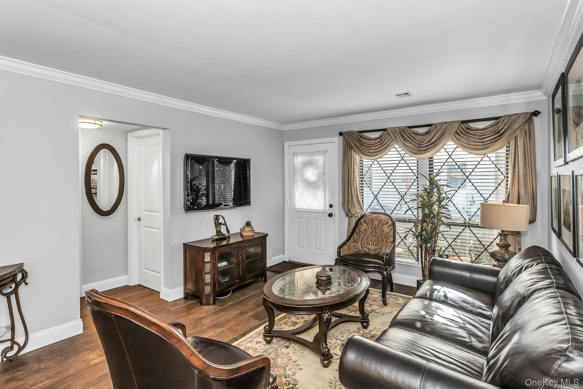 31 Cambridge Drive W, Copiague, NY 11726