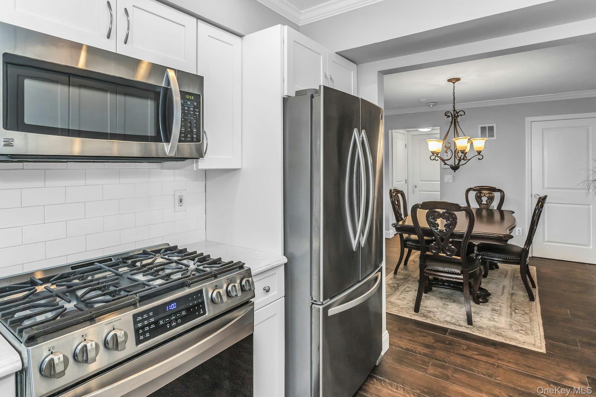 31 Cambridge Drive W, Copiague, NY 11726