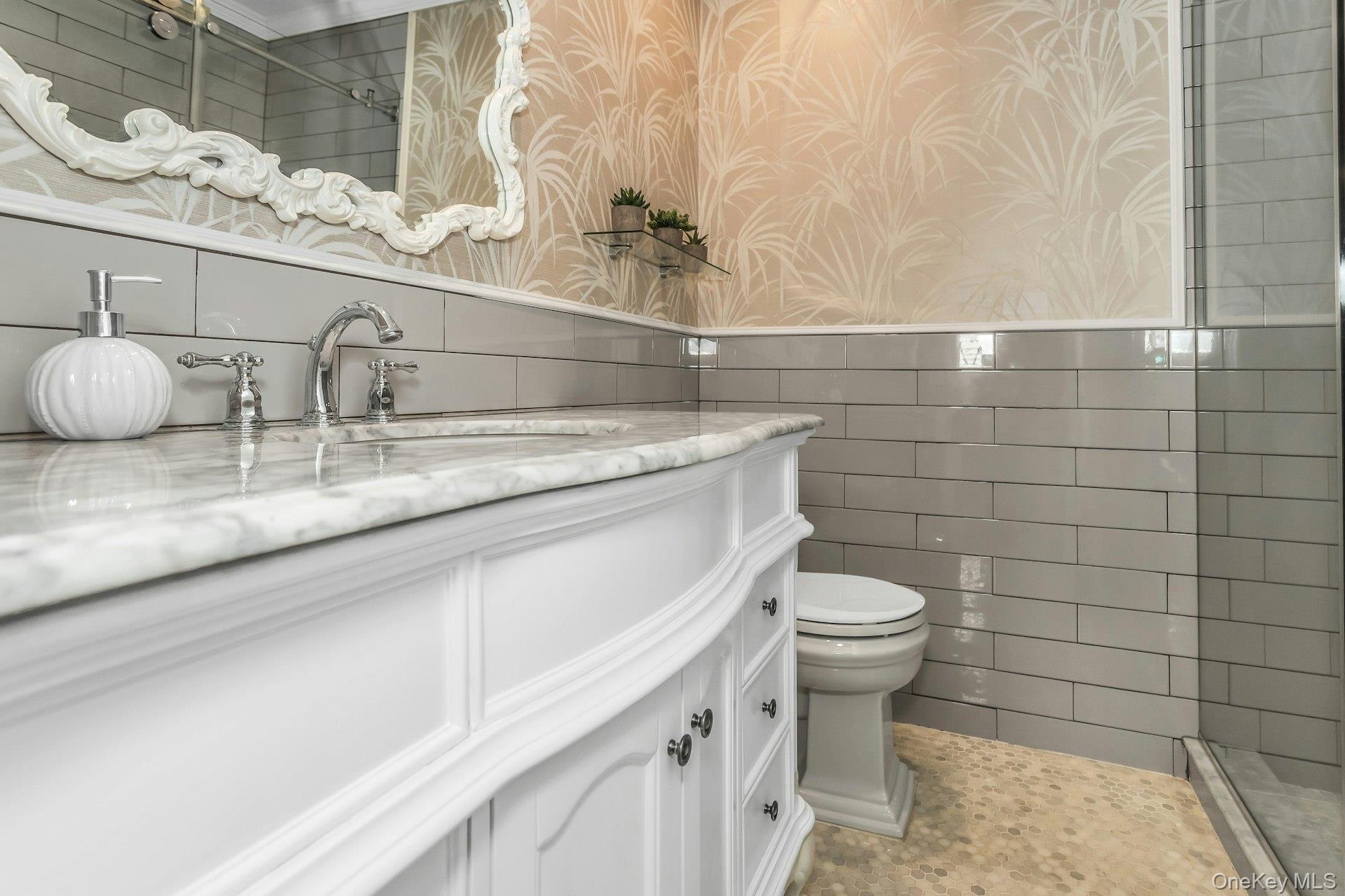 31 Cambridge Drive W, Copiague, NY 11726