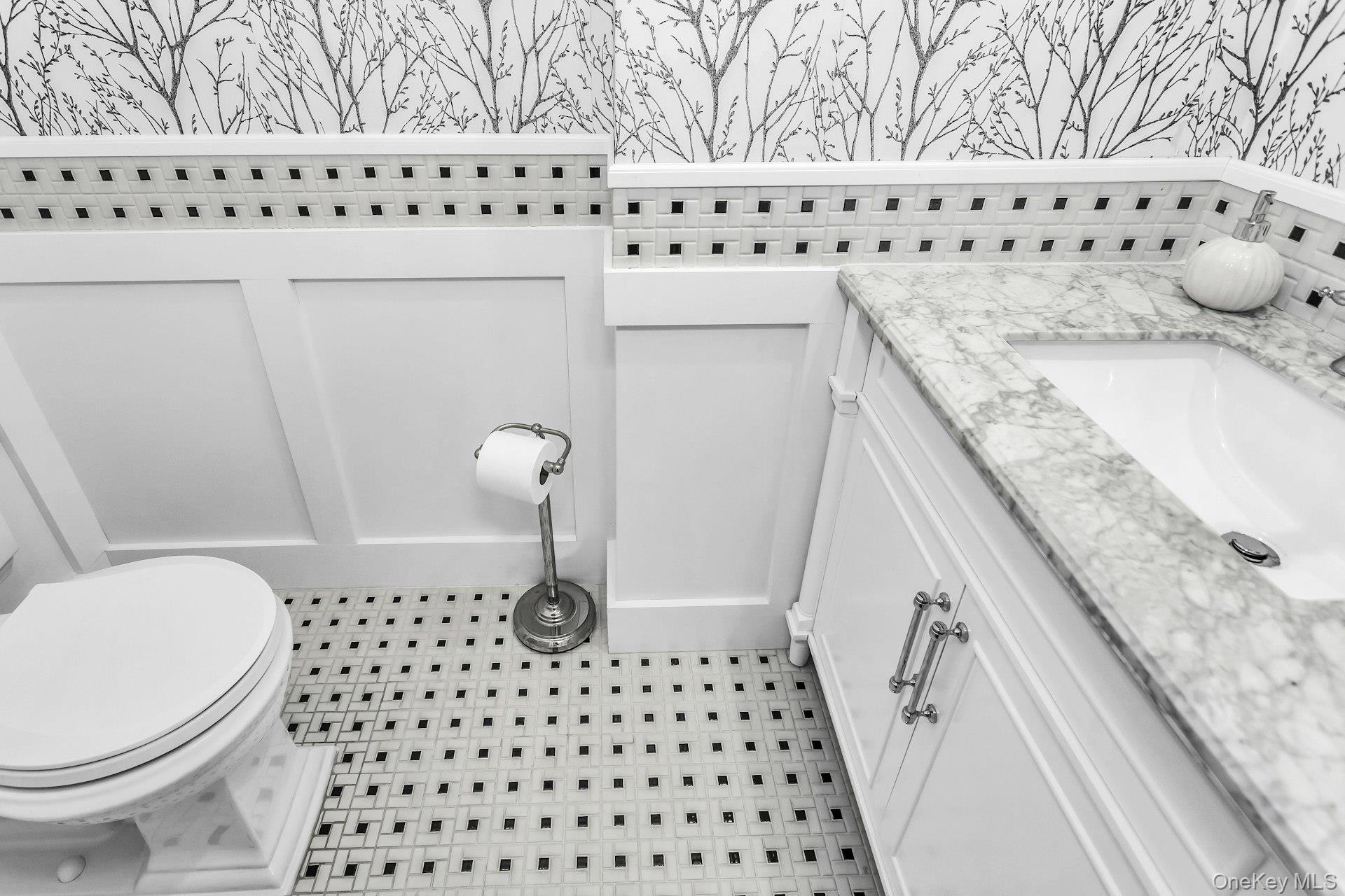 31 Cambridge Drive W, Copiague, NY 11726